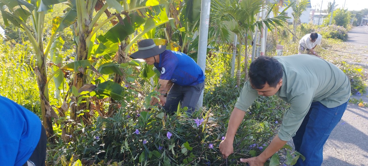 Vệ sinh môi trường tuyến đường hoa ấp Sa Tô