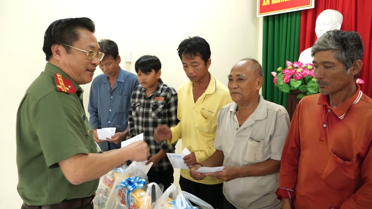 Đại tá, Lâm Phước Nguyên, Giám đốc Công an tỉnh trao quà tết cho hộ dân