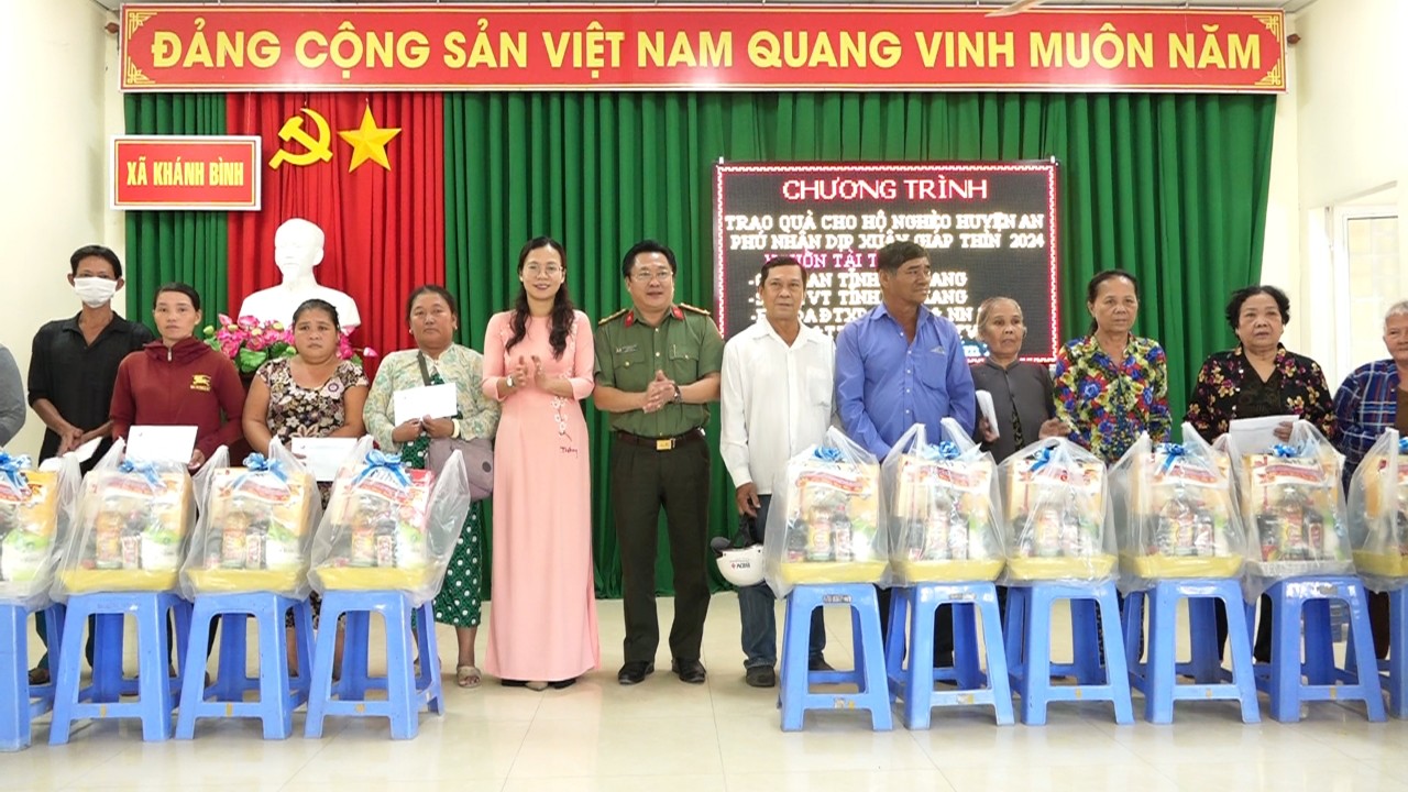 Bí thư Huyện ủy An Phú và Giám đốc Công an tỉnh trao quà tết