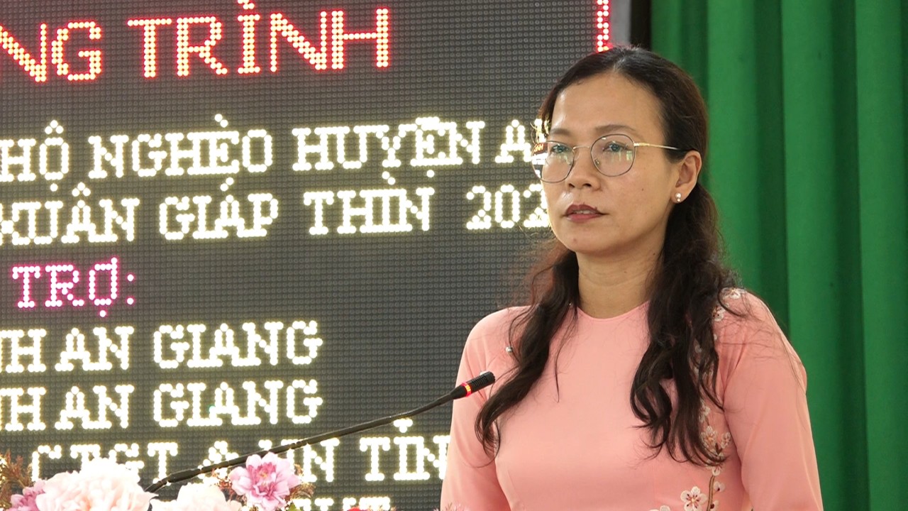 Bà Quách Tố Giang, Bí thư Huyện ủy An Phú phát biểu tại lễ phát quà