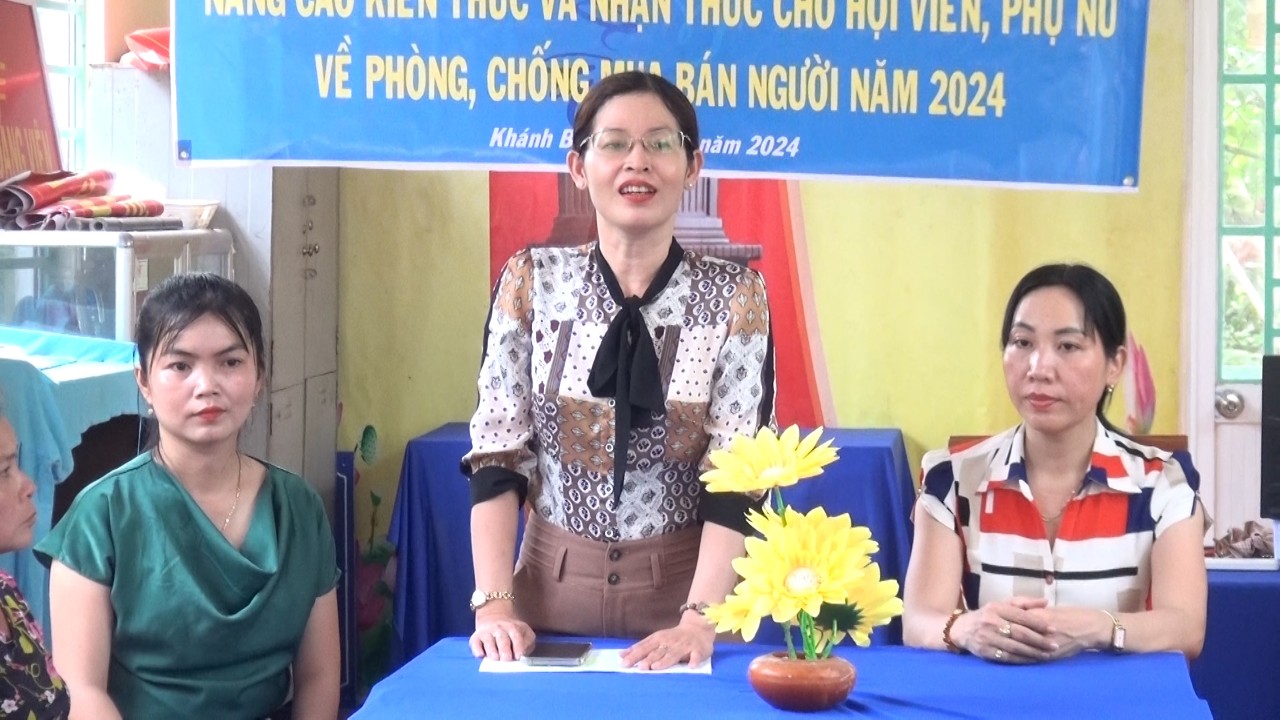 Bà Ngô Thị Như Hà, Trưởng Ban Tuyên giáo - Chính sách luật pháp Hội LHPN tỉnh truyền thông kiến thức